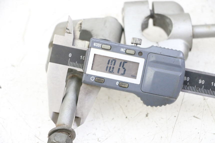 photo de HANDLEBAR RISERS YAMAHA XJN DIVERSION 600 (2000 - 2003) - Zoom on usage condition