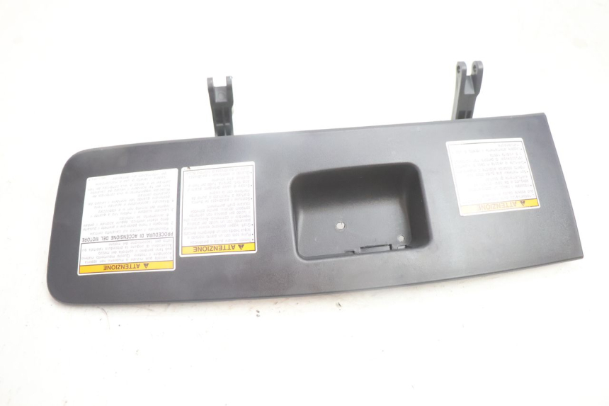 photo de GLOVEBOX DOOR SUZUKI BURGMAN EXECUTIVE ABS 650 (2006 - 2012) - Zoom on usage condition