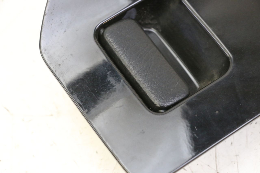 photo de GLOVEBOX DOOR HONDA FES S-WING SWING ABS 125 (2007 - 2015) - Zoom on usage condition