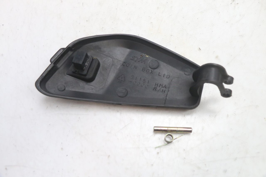 photo de GLOVEBOX DOOR SYM GTS EVO 125 (2009 - 2013) - Zoom on usage condition