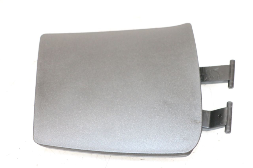 photo de GLOVEBOX DOOR APRILIA SR MOTARD 50 (2012 - 2018) - Zoom on usage condition