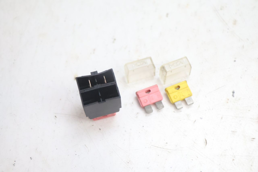 photo de FUSE BOX YAMAHA YP MAJESTY 125 (2002 - 2006) - Alternative perspective
