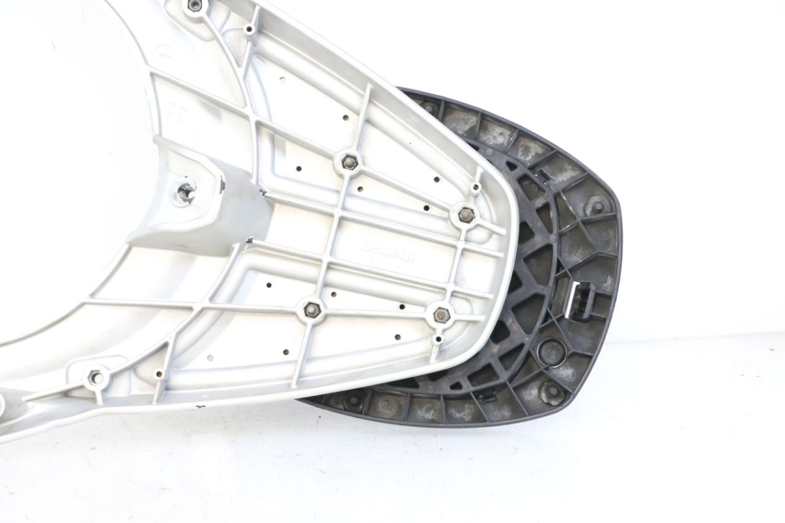 photo de LUGGAGE RACK RENAULT KOURANOS 125 (2001 - 2004) - Fixing points details