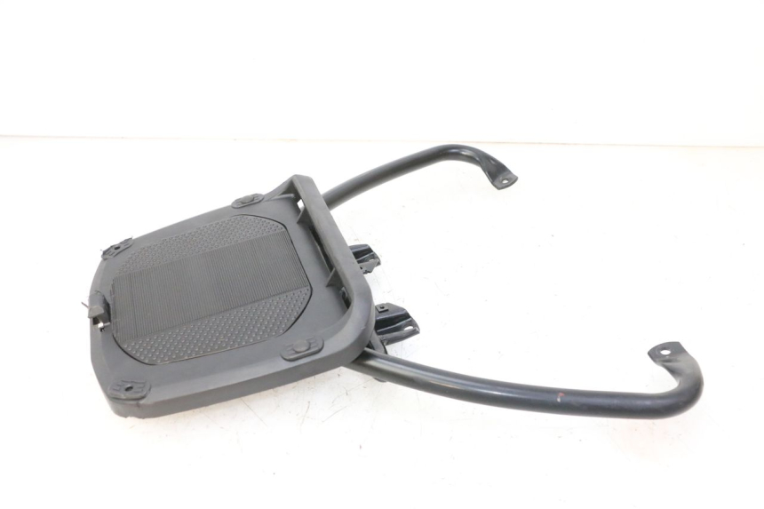 photo de LUGGAGE RACK PIAGGIO MP3 HPE 310 (2024 - 2025) - Technical close-up