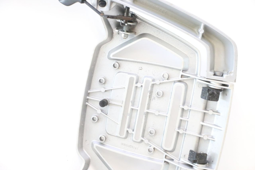 photo de LUGGAGE RACK PEUGEOT SATELIS 125 (2013 - 2018) - Fixing points details