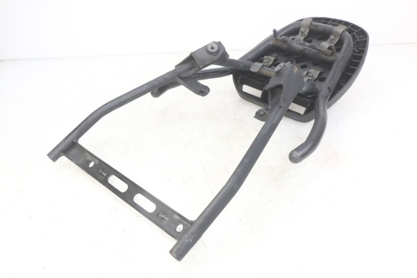 photo de LUGGAGE RACK HONDA SCV LEAD 100 (2003 - 2007) - Technical close-up