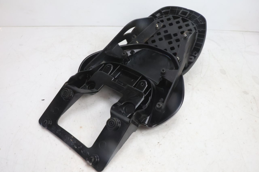 photo de LUGGAGE RACK YAMAHA YP MAJESTY 125 (2007 - 2010) - Fixing points details
