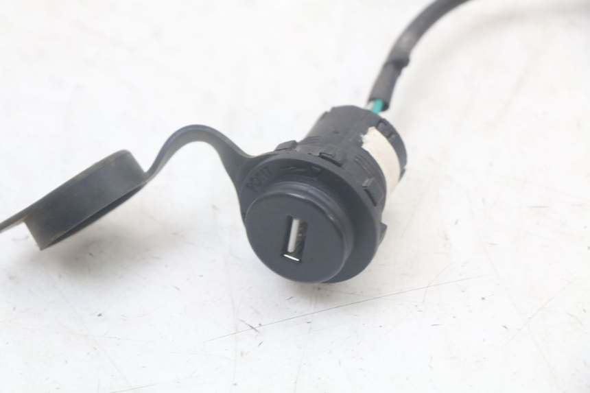 photo de CIGARETTE LIGHTER SOCKET SYM FIDDLE 3 III 125 (2014 - 2020) - Zoom on usage condition
