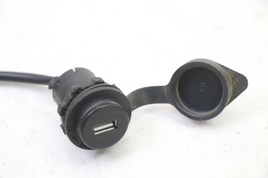photo de CIGARETTE LIGHTER SOCKET SYM FIDDLE 3 III 125 (2014 - 2020) - Zoom on usage condition