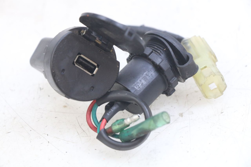 photo de CIGARETTE LIGHTER SOCKET SYM GTS EFI 125 (2012 - 2016) - Zoom on usage condition