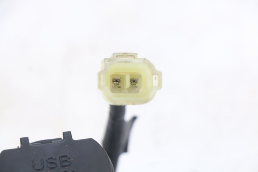 photo de CIGARETTE LIGHTER SOCKET SYM GTS EFI 125 (2012 - 2016) - Technical close-up