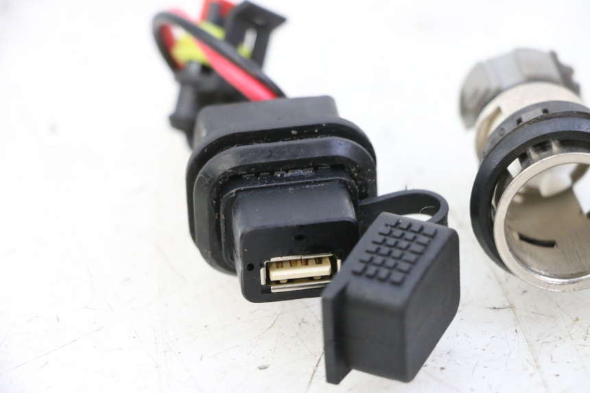 photo de CIGAR LIGHTER SOCKET PIAGGIO MP3 500 (2014 - 2017) - Zoom on usage condition