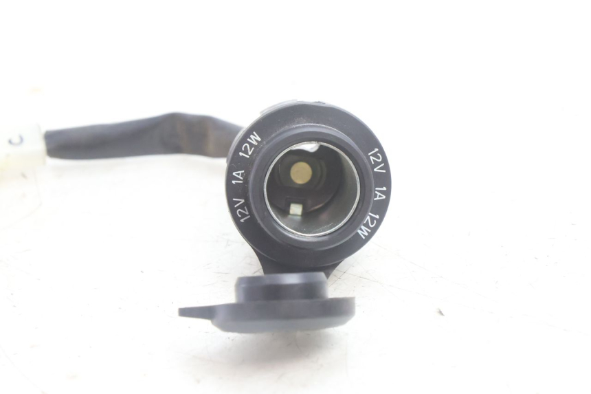 photo de CIGAR LIGHTER SOCKET YAMAHA N-MAX NMAX 125 (2021 - 2024) - Zoom on usage condition