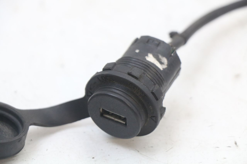 photo de CIGARETTE LIGHTER SOCKET SYM ORBIT III 3 4T 50 (2018 - 2021) - Zoom on usage condition