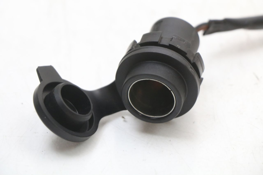 photo de CIGARETTE LIGHTER SOCKET YAMAHA XMAX X-MAX ABS 125 (2017 - 2020) - Alternative perspective
