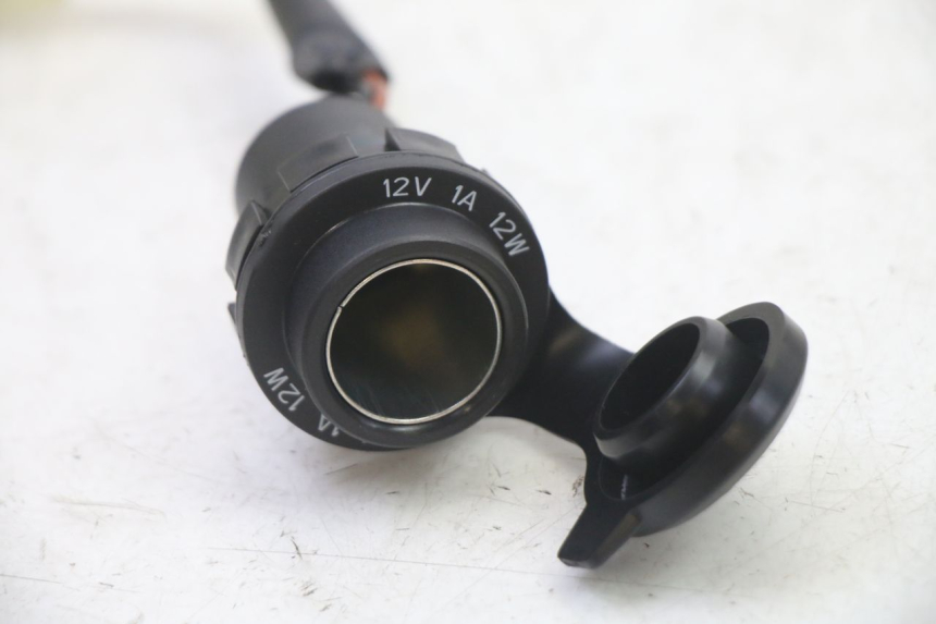 photo de CIGAR LIGHTER SOCKET YAMAHA XMAX X-MAX 125 (2021 - 2025) - Zoom on usage condition