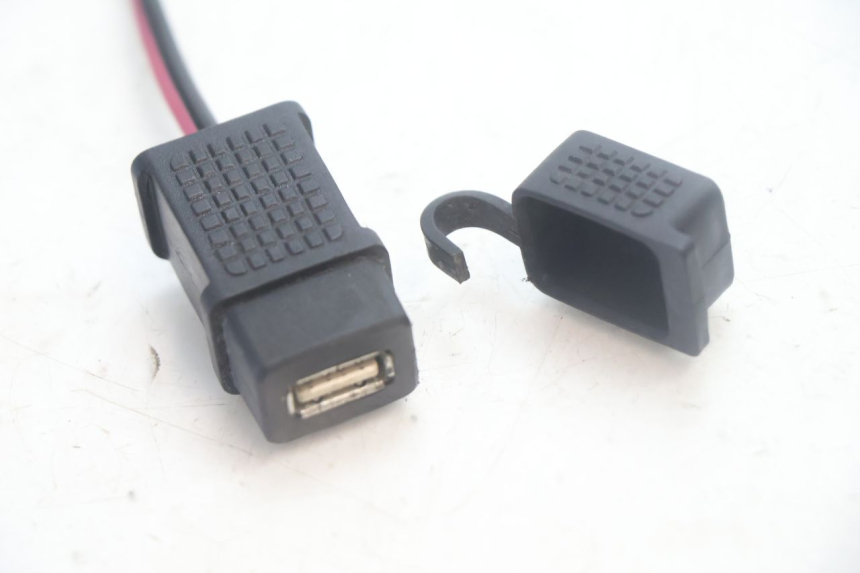 photo de USB SOCKET PIAGGIO MP3 500 (2016 - 2018) - Fixing points details