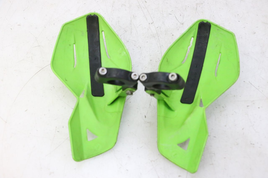 photo de HANDGUARDS KAWASAKI KX 65 (2000 - 2019) - Fixing points details