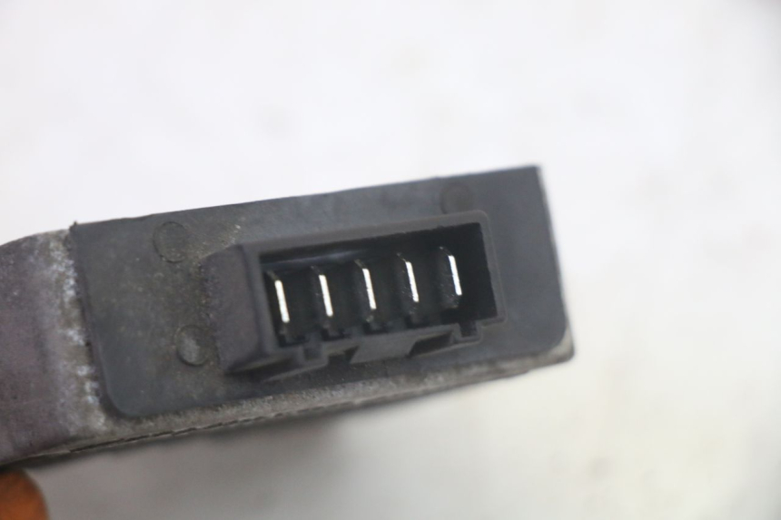 photo de CHARGING REGULATOR PIAGGIO FLY 4T 50 (2013 - 2017) - Alternative perspective