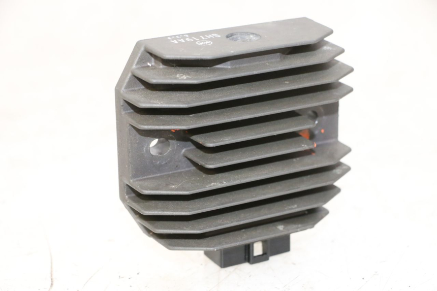 photo de REGULATOR YAMAHA FZ6 N FAZER 600 (2004 - 2006) - Main view