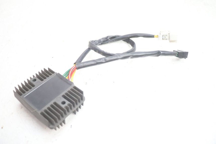 photo de CHARGING REGULATOR GILERA GP 800 (2007 - 2013) - Technical close-up
