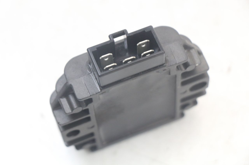 photo de CHARGING REGULATOR PIAGGIO LIBERTY 125 (2009 - 2013) - Alternative perspective
