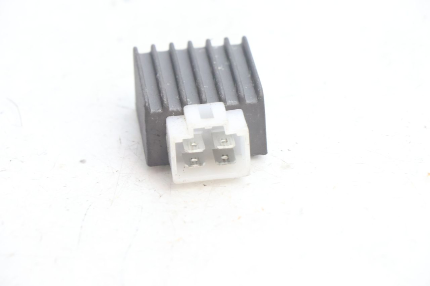 photo de CHARGING REGULATOR PEUGEOT LUDIX BLASTER 50 (2006 - 2014) - Zoom on usage condition