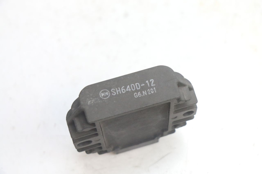 photo de CHARGING REGULATOR PIAGGIO MP3 125 (2006 - 2014) - Alternative perspective