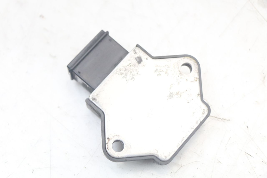 photo de CHARGING REGULATOR HONDA NTV DEAUVILLE 650 (1998 - 2001) - Alternative perspective