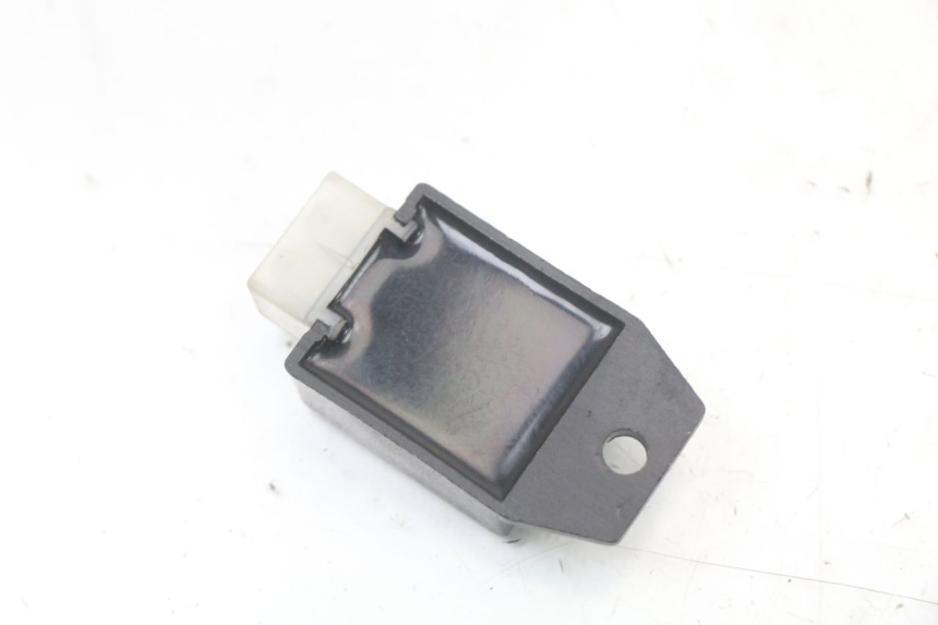 photo de CHARGING REGULATOR PEUGEOT KISBEE 2T 50 (2010 - 2017) - Alternative perspective