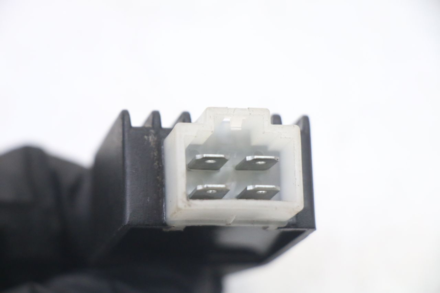 photo de CHARGING REGULATOR PEUGEOT KISBEE 2T 50 (2010 - 2017) - Zoom on usage condition