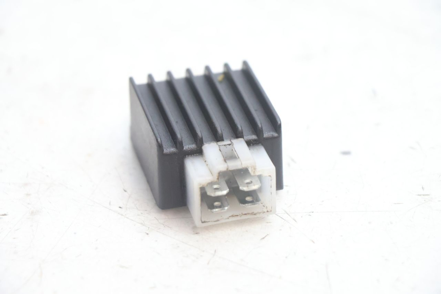 photo de REGULATOR PEUGEOT STREETZONE NAKED 2T 50 (2014 - 2018) - Zoom on usage condition