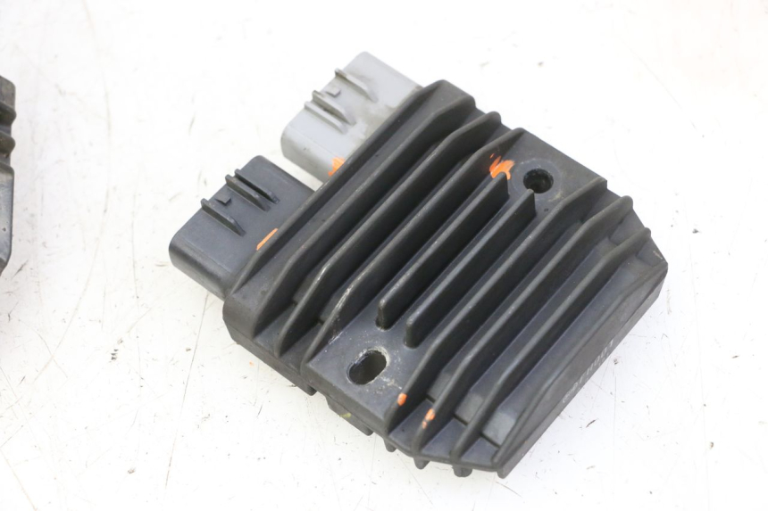 photo de CHARGING REGULATOR YAMAHA TDM ABS 900 (2002 - 2014) - Surface and material condition