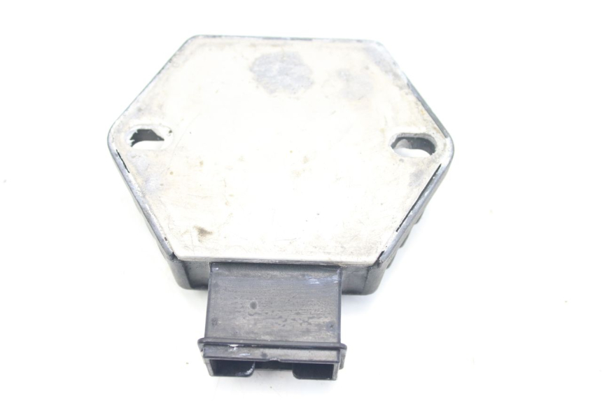 photo de CHARGING REGULATOR HONDA VFR FI RC46 800 (1998 - 2001) - Fixing points details