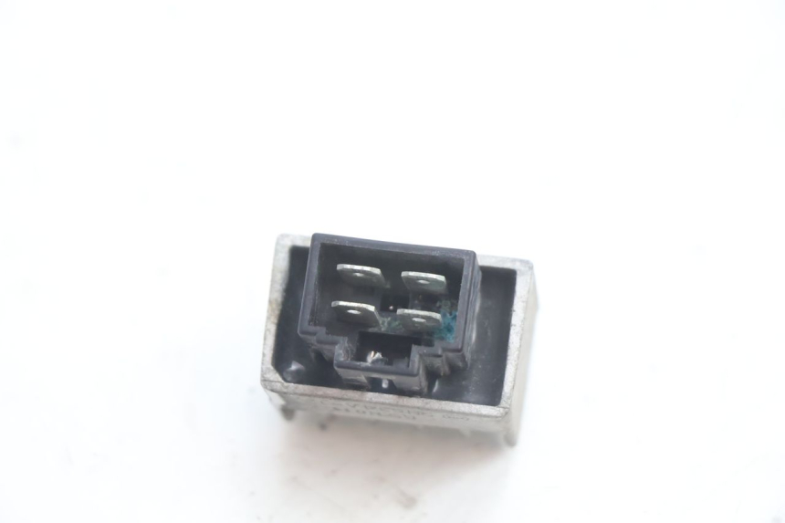 photo de CHARGING REGULATOR PEUGEOT VIVACITY 50 (2004 - 2009) - Zoom on usage condition