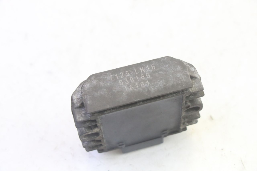 photo de CHARGING REGULATOR PIAGGIO XEVO - X EVO 125 (2007 - 2017) - Technical close-up