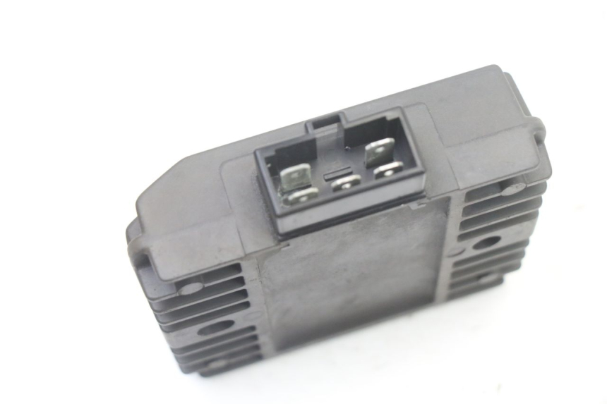 photo de REGULATOR YAMAHA XJ6 600 (2008 - 2016) - Zoom on usage condition