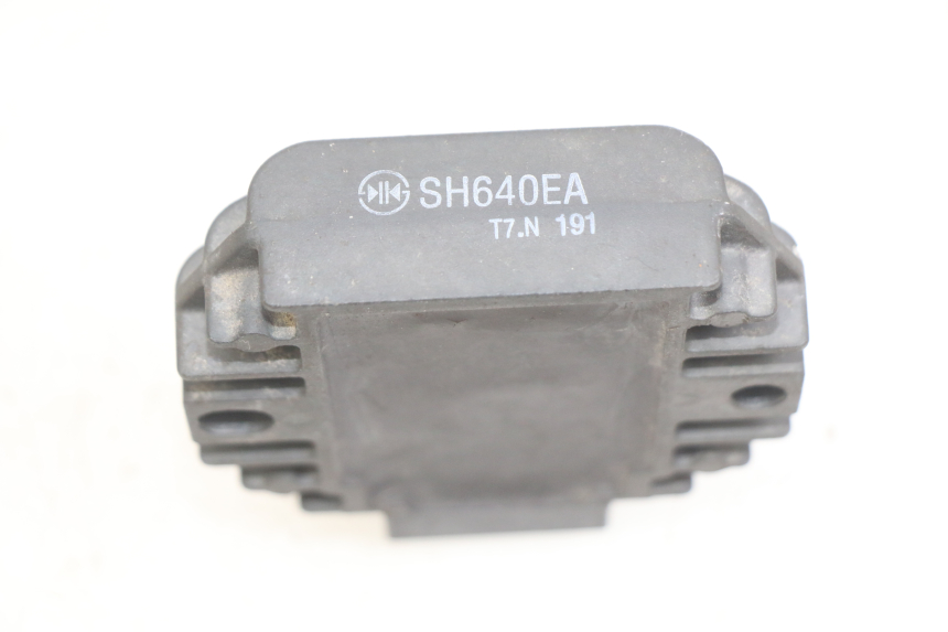 photo de CHARGING REGULATOR YAMAHA YP MAJESTY 125 (1998 - 2001) - Component detail