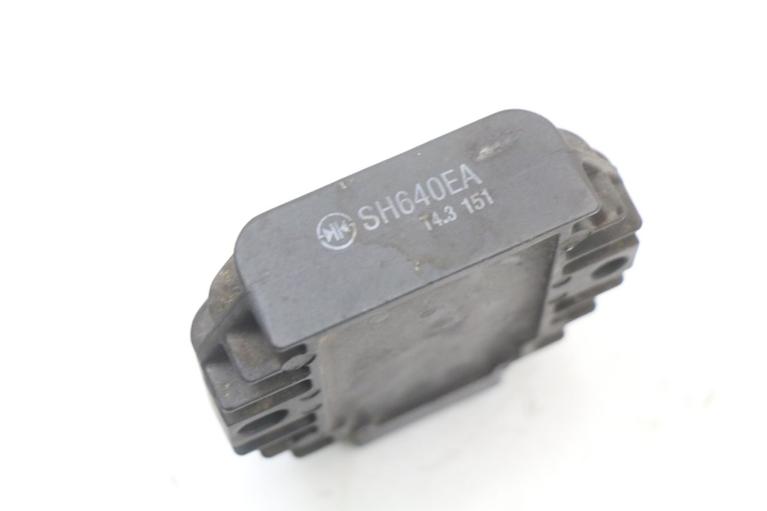 photo de CHARGING REGULATOR YAMAHA YP MAJESTY 125 (2002 - 2006) - Technical close-up