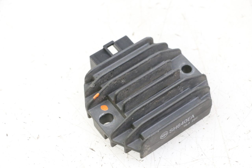 photo de CHARGING REGULATOR YAMAHA YP MAJESTY 125 (2002 - 2006) - Alternative perspective