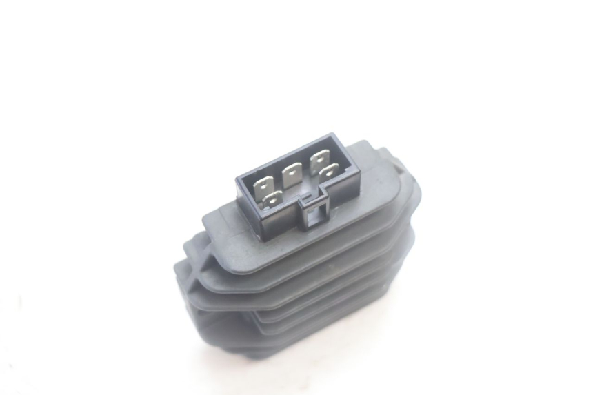 photo de CHARGING REGULATOR YAMAHA YP MAJESTY 125 (2007 - 2010) - Technical close-up