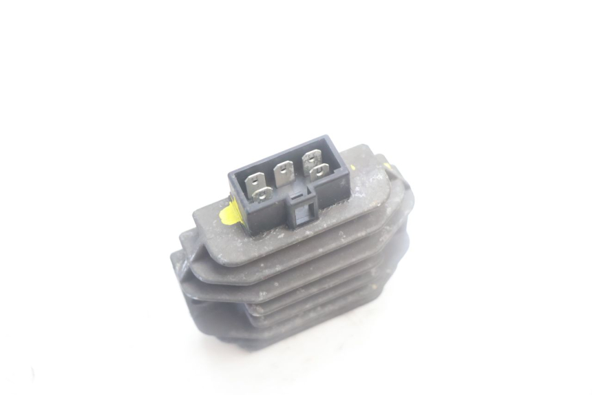 photo de CHARGING REGULATOR YAMAHA YP MAJESTY 125 (2002 - 2006) - Alternative perspective