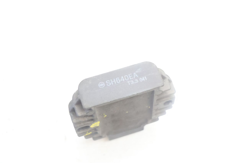 photo de CHARGING REGULATOR YAMAHA YP MAJESTY 125 (2002 - 2006) - Technical close-up