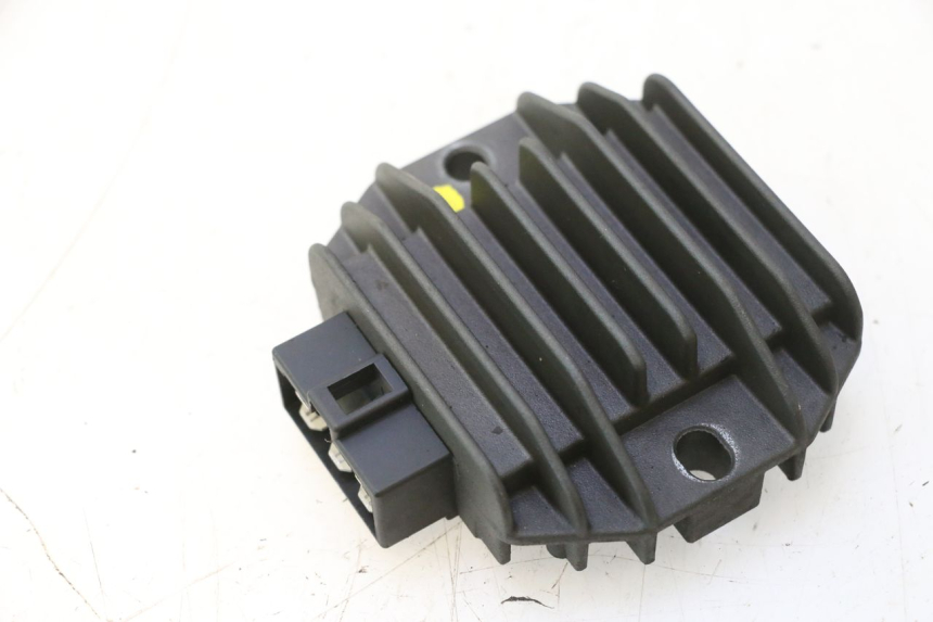 photo de CHARGING REGULATOR YAMAHA YP MAJESTY 125 (1998 - 2001) - Alternative perspective