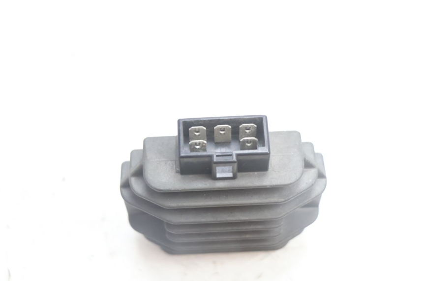 photo de CHARGING REGULATOR YAMAHA YP MAJESTY 125 (2002 - 2006) - Technical close-up