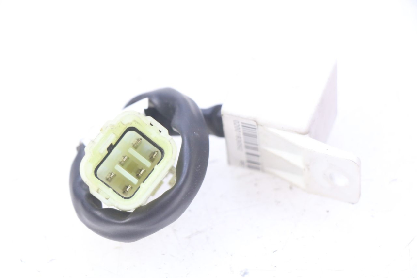 photo de ELECTRICAL RELAY PIAGGIO VESPA GTS IGET ABS 125 (2017 - 2023) - Alternative perspective