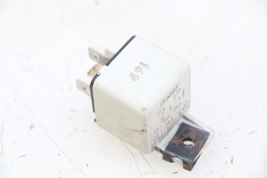 photo de ELECTRICAL RELAY PIAGGIO VESPA LXV 125 (2006 - 2009) - Alternative perspective