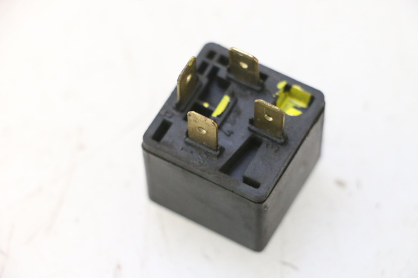 photo de ELECTRICAL RELAY YAMAHA YP MAJESTY 125 (1998 - 2001) - Alternative perspective