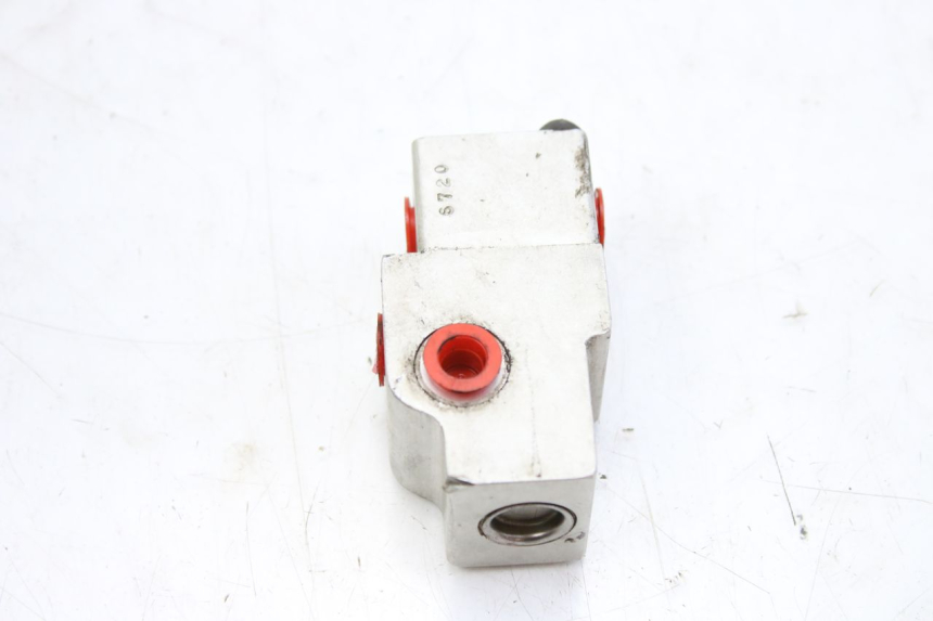 photo de BRAKE PROPORTIONING VALVE PEUGEOT TWEET 125 (2010 - 2017) - Fixing points details