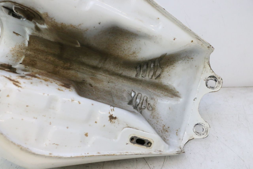 photo de FUEL TANK SUZUKI DR S 600 (1985 - 1989) - Fixing points details